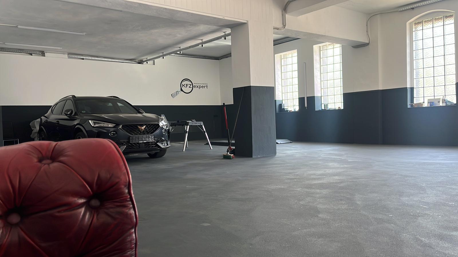 Kfz Sachverständiger bei der Arbeit